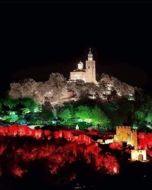 Авиа- Бижу В Полите На Царевец Veliko Turnovo Bagian luar foto